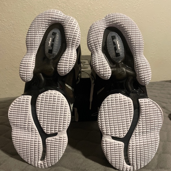 Nike Lebron 19 \